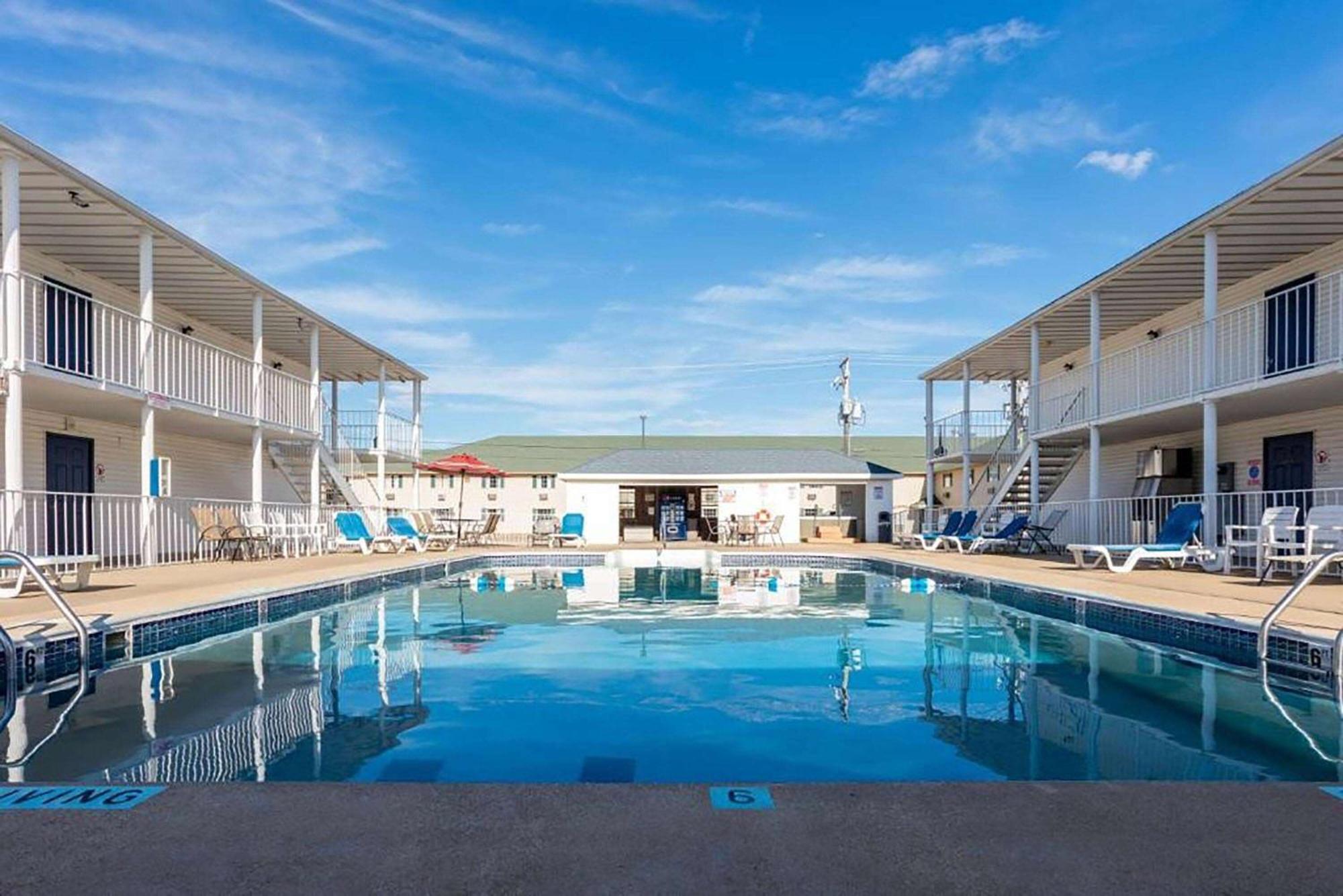 Angel Inn Near Imax, A Travelodge By Wyndham Branson Exterior photo