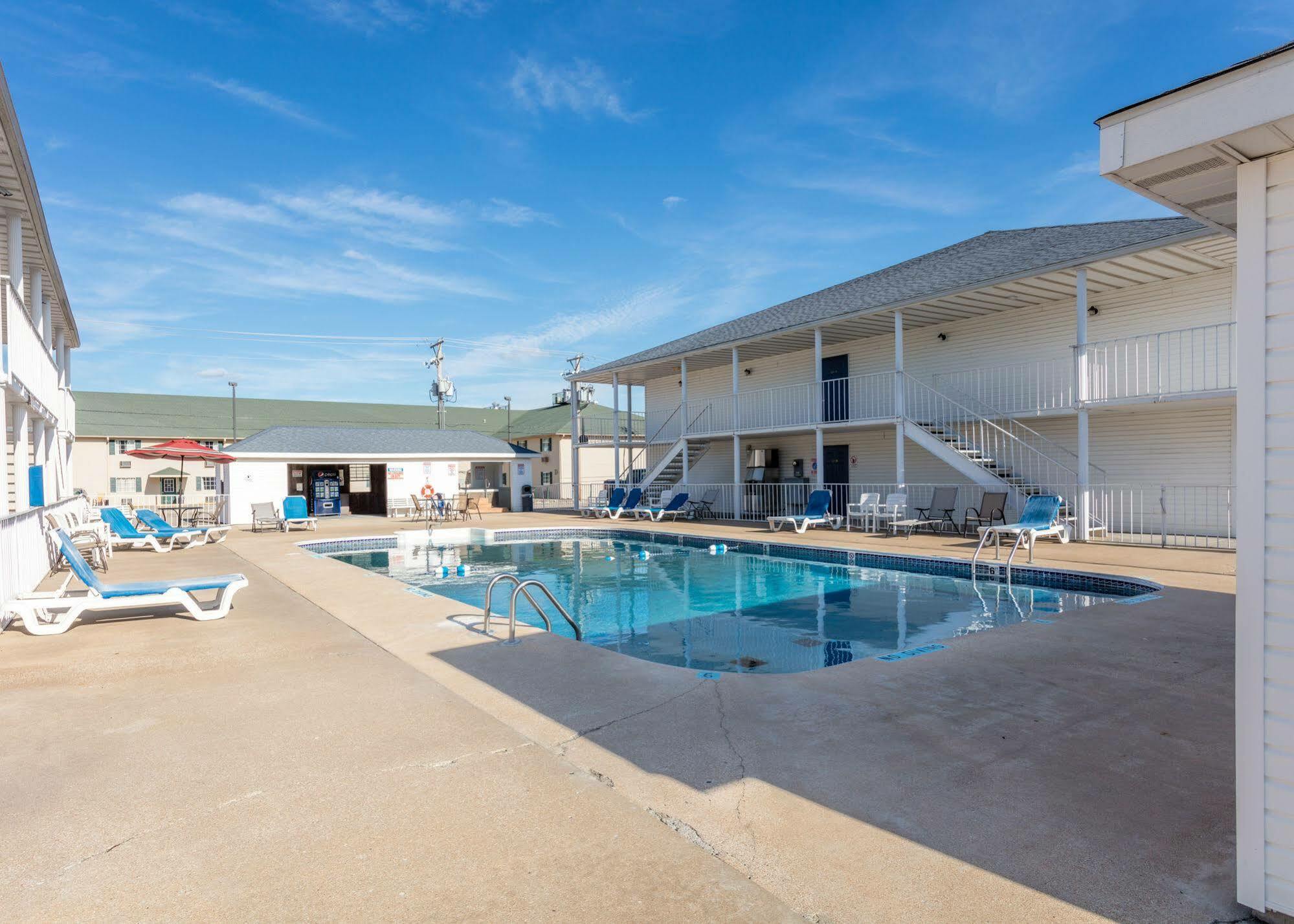 Angel Inn Near Imax, A Travelodge By Wyndham Branson Exterior photo